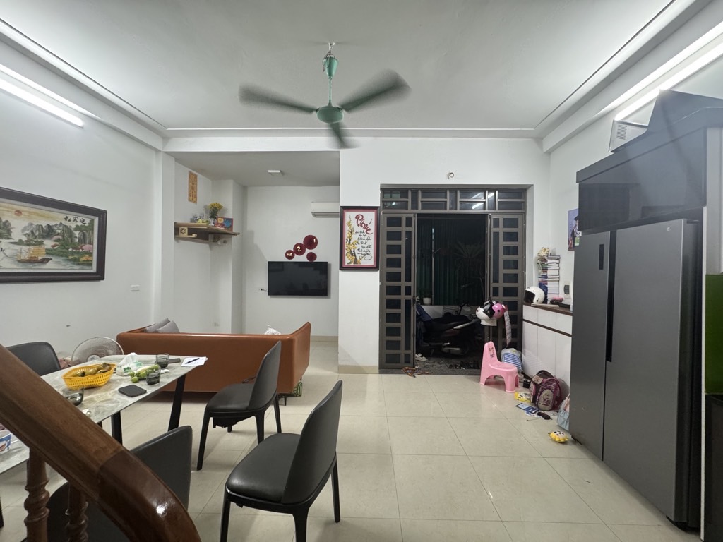 BÁN NHÀ GIA QUẤT-Ô TÔ ĐỖ TẬN CỔNG VỊ TRÍ ĐẮC ĐỊA